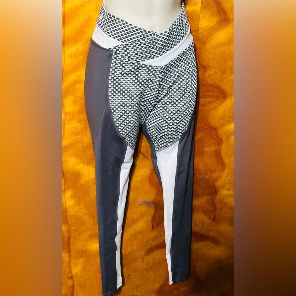 V high waisted Cut Scrunch Butt Fitness Leggings Size small NEW